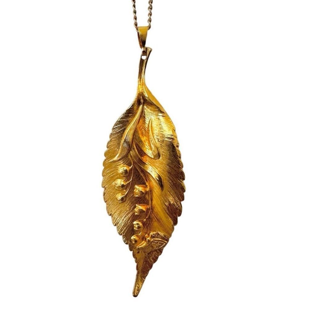 Gold tone leaf pendant vintage necklace